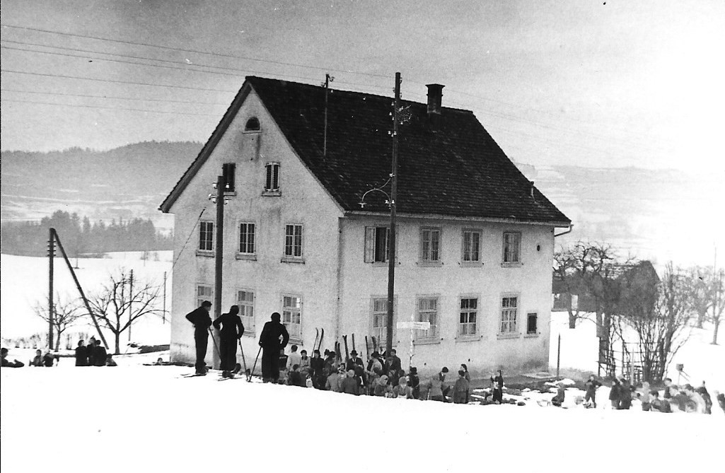 Skischule. Verpflegung beim Schulhaus Wappenswil