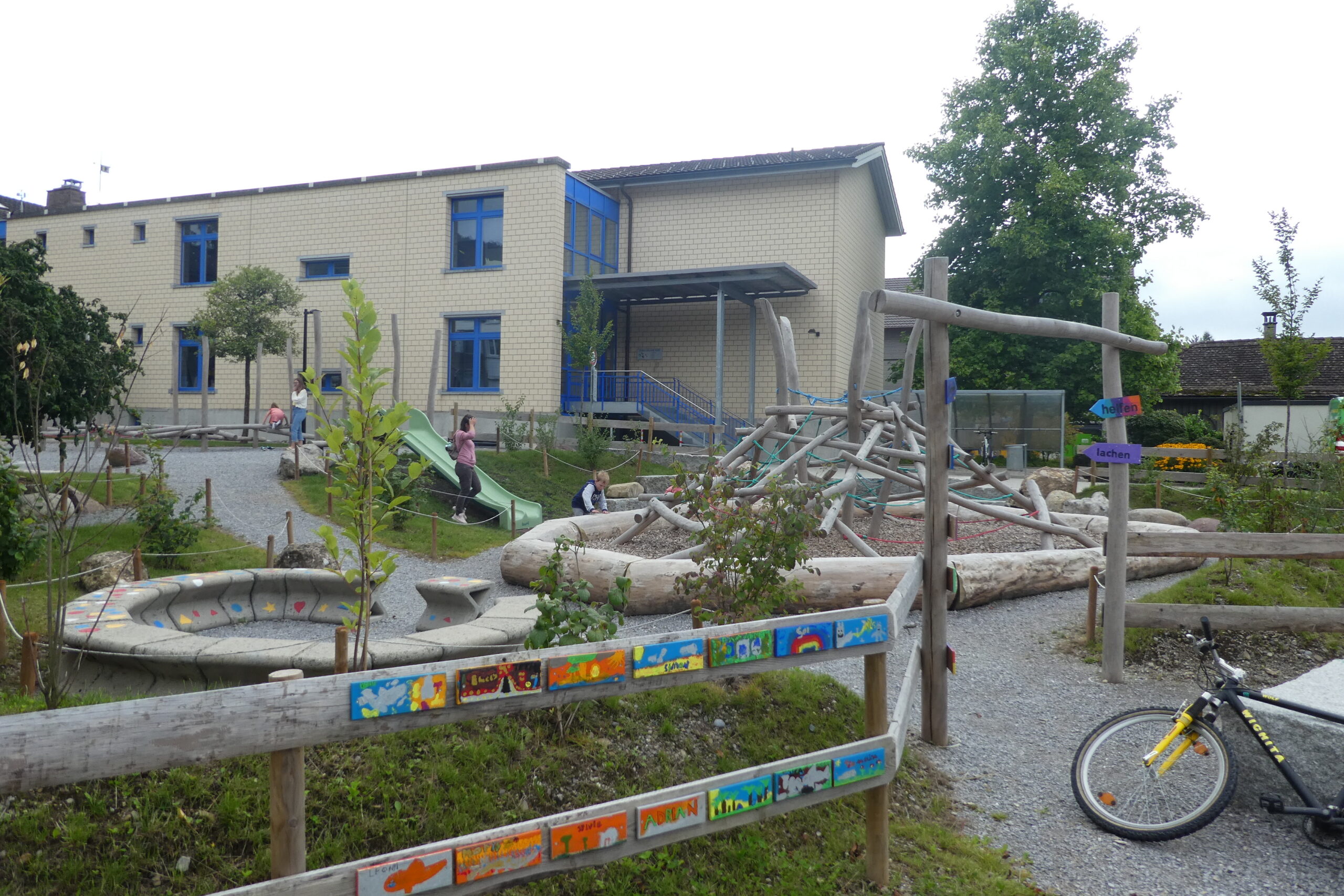 Pfarrhausstr. Spielplatz, dahinter Schulhaus Dorf