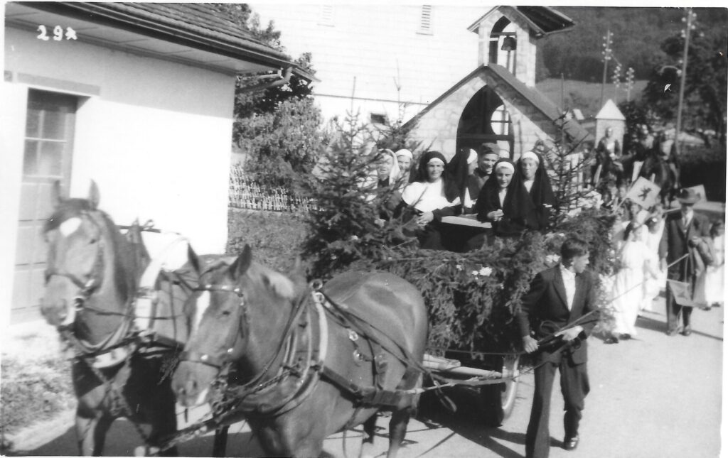 Frauenkirchli. Umzug bei der Einweihung Schulhaus Dorf 1952