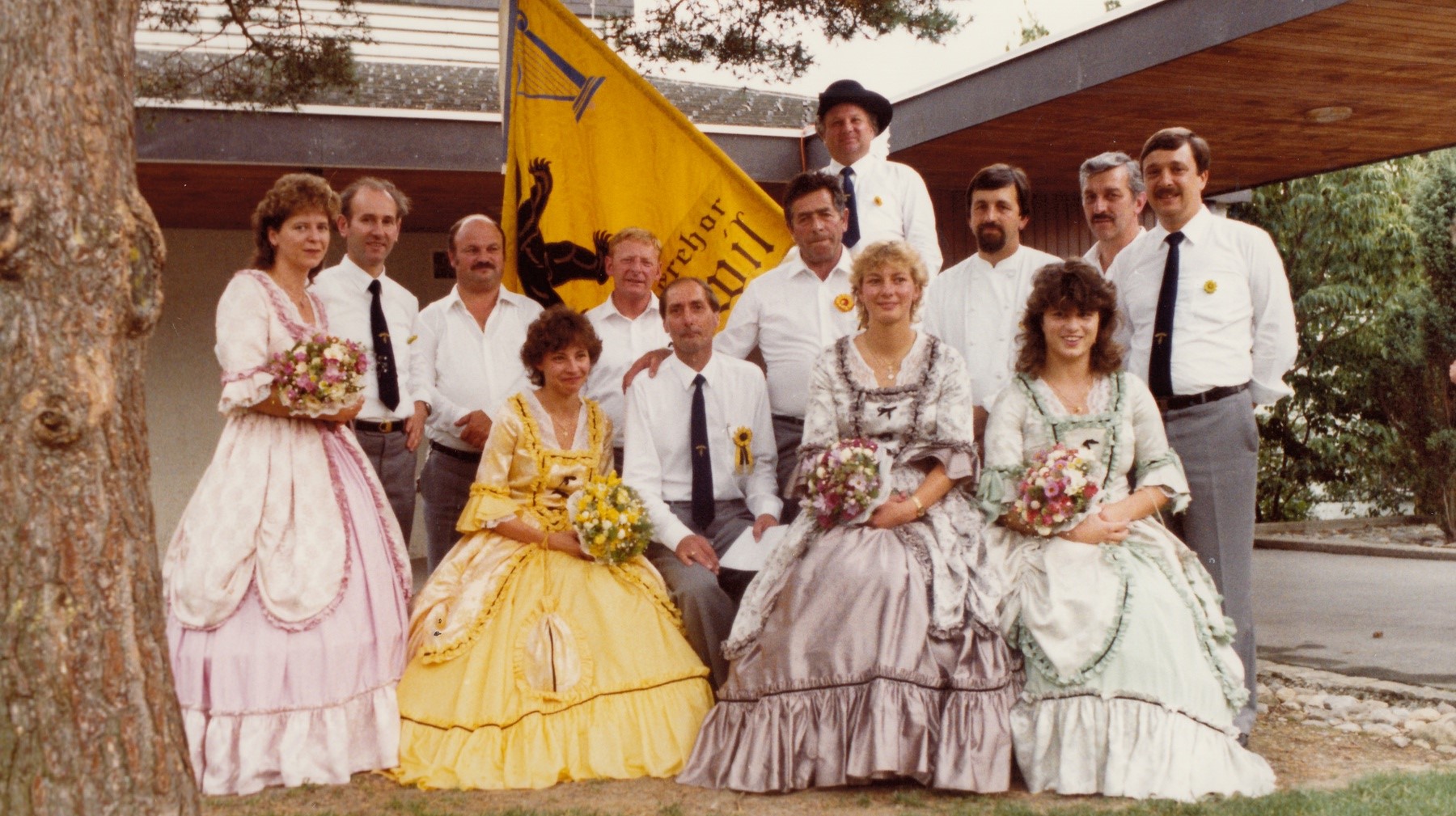 150-Jahre 1985. Fest-OK mit Ehrendamen: vl: Vreni Sieber, Sepp Gerstl, Norbert Büchler, Heidi Scherrer, Ernst Heeb, Bruno Grob, Alfred Dubach, Gerry Weber, Gabi Lüthi, Werner Bühler, Diana Mortellaro (Zollinger), Georg Mathys, Hardy Löw.