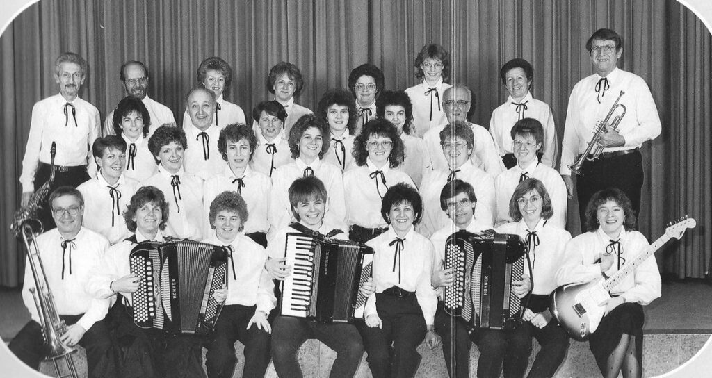 Das Harmonika-Orchester bei seinem 50-Jahr Jubiläum 1988