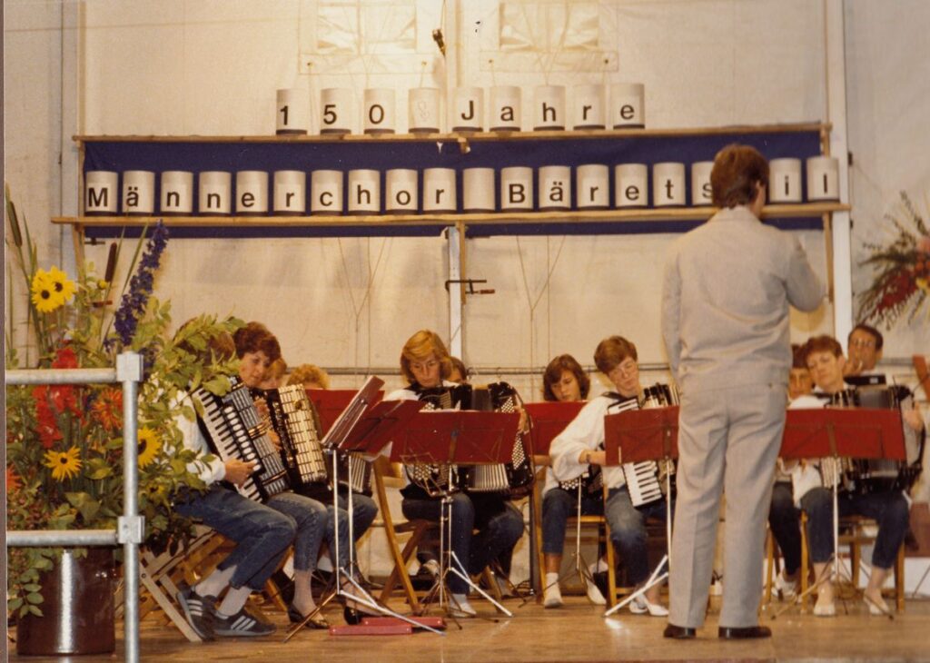 Auftritt des Harmonika-Orchesters bei 150-Jahr Jubiläum des Männerchors 1985