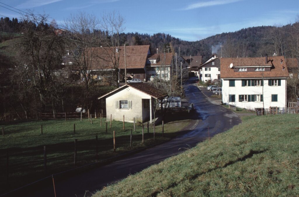 Hinterburg, links ehemalige Milchsammelstelle, rechts «Fabrikli», ehem. Weberei von Tobler