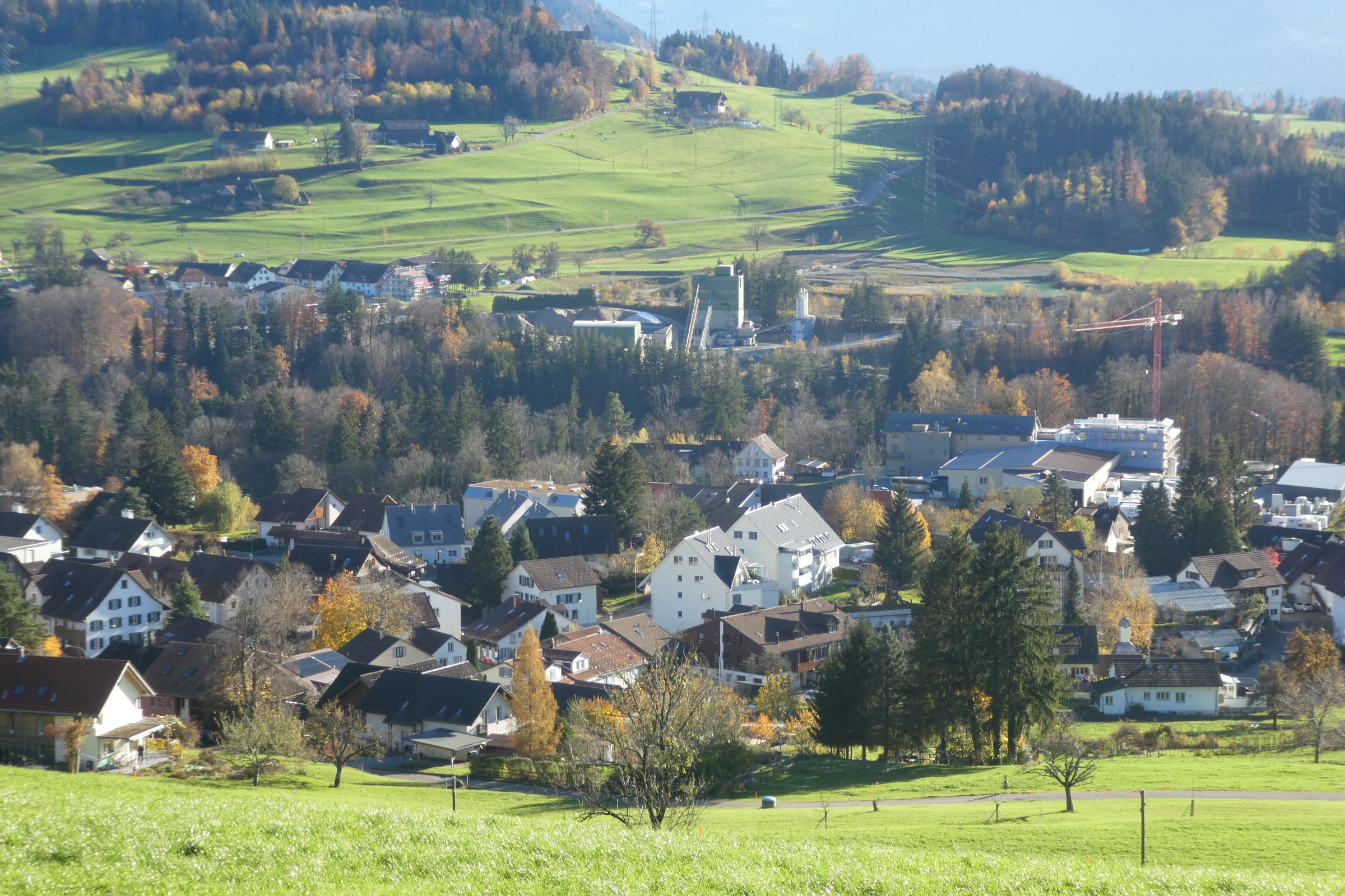 Blick vom Chilenbüel auf Adetswil. Rechts Fabrik «im Tobel», dahinter Aabach-Tobel und Schürli mit Kieswerk