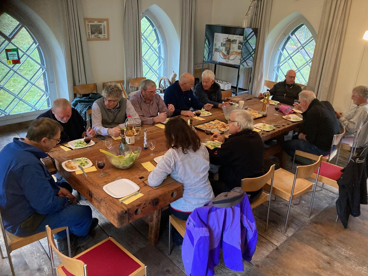 Herbstputzete 2023, Mittagessen in der «Kapelle» (Schlosserei)