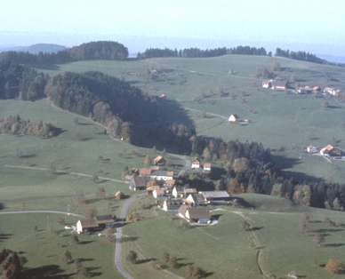 Blick auf Kleinbäretswil, Schulhaus und Fehrenwaltsberg
