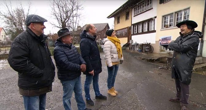 Hanspeter Eckhardt begrüsst bei Mini Schwiiz Dini Schwiiz die Gäste beim Flarz Oberdorf.