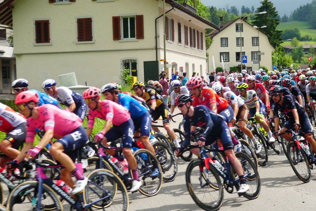 Tour de Suisse 2021 bei der ehemaligen Käserei im Oberdorf auf dem Weg zum Ghöch