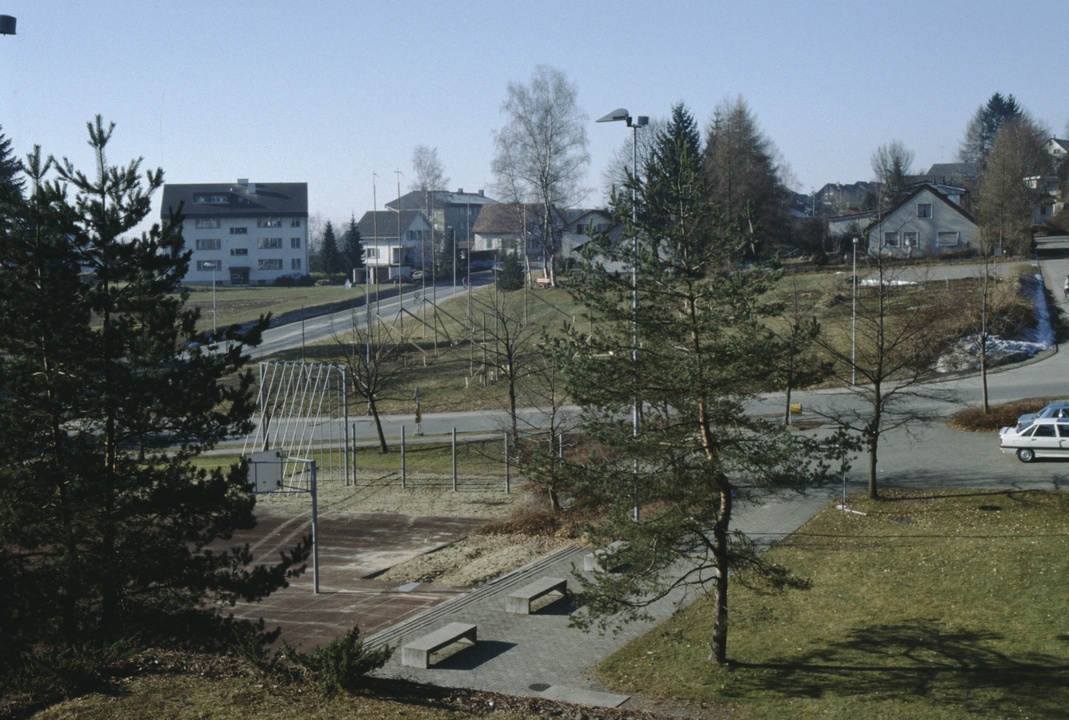 Links Schäppi Block, Polizeistation, Baugespann kath. Kirche 1989