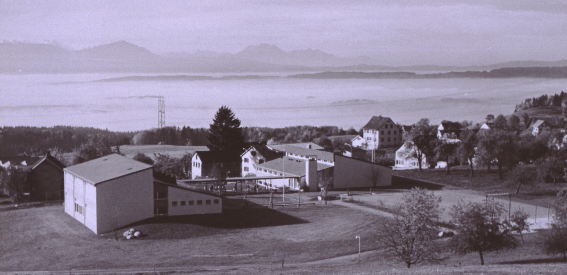 Altes (Sunnebüel) und neues (Stapfeten) Schulhaus Adetswil 1967