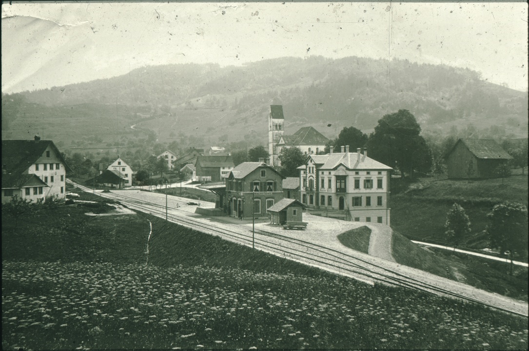 Bahnhof Bäretswil 1901, rechts Zehntenscheune. Die Bahnhofbrücke wird 1902 gebaut.